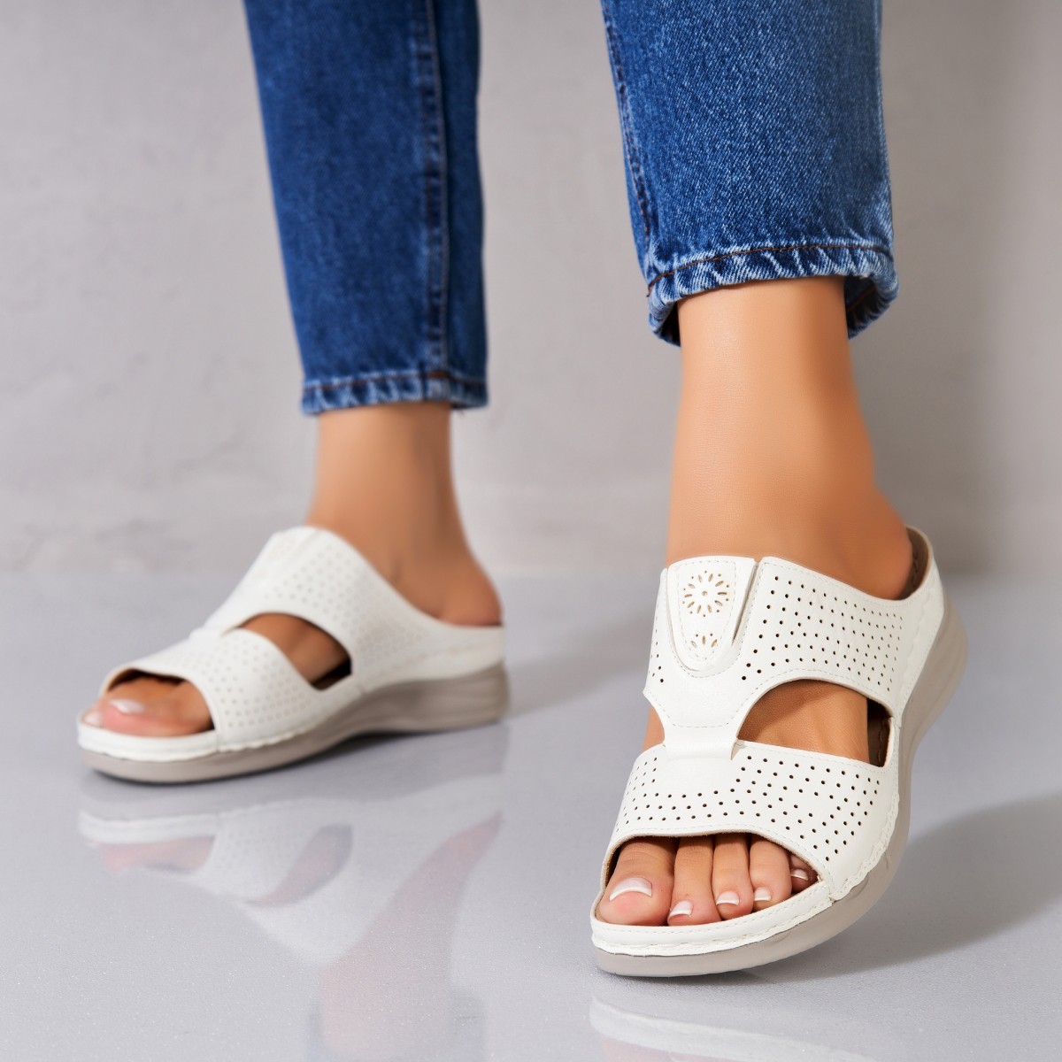 Poze Papuci/Slapi Albi din Piele Ecologica Alani