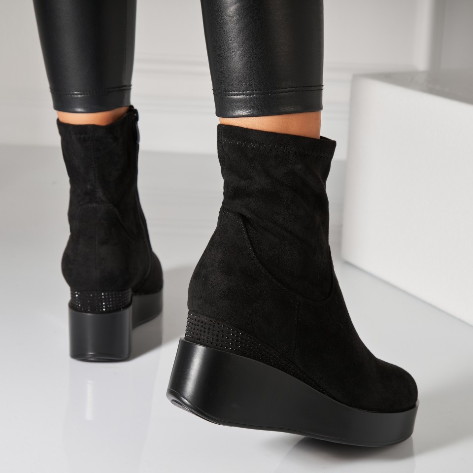 Poze Ghete Dama Imblanite Negre din Piele Ecologica Intoarsa Rayna