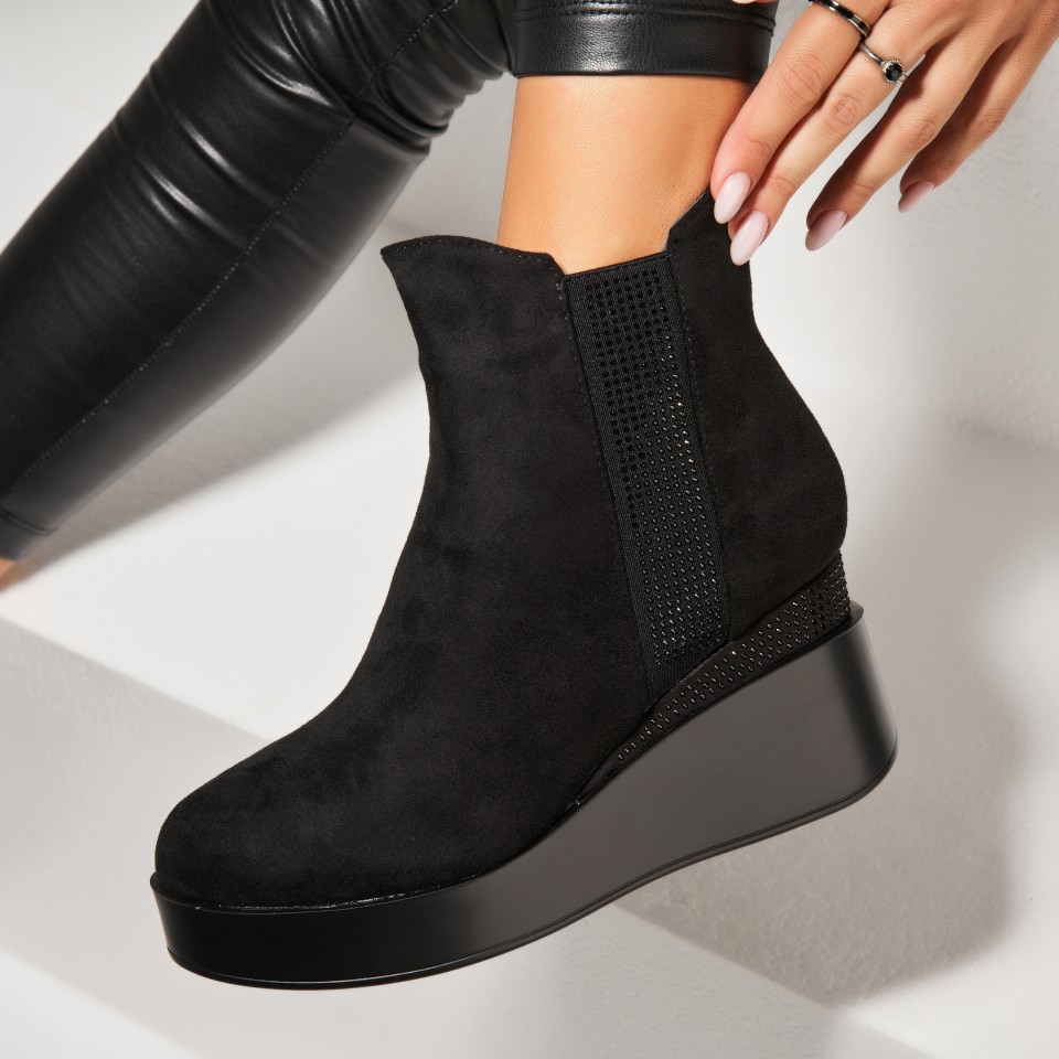 Poze Ghete Dama Imblanite Negre din Piele Ecologica Intoarsa Emiah