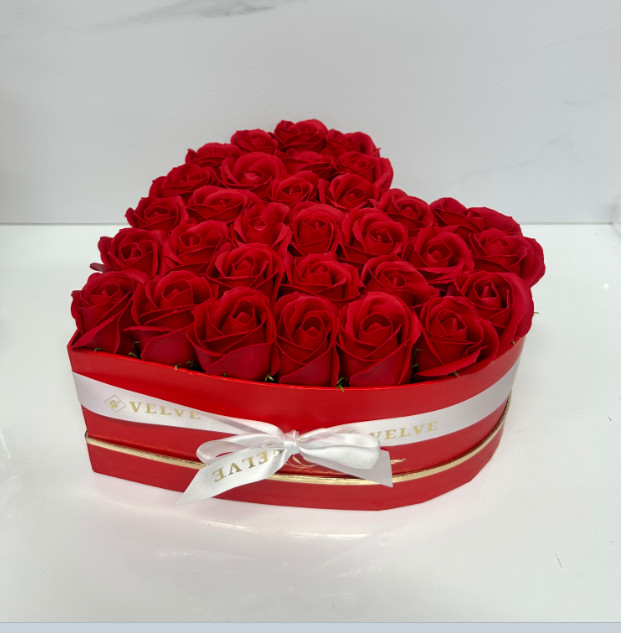 Aranjament floral Simply Roses in cutie inima cu trandafiri de sapun