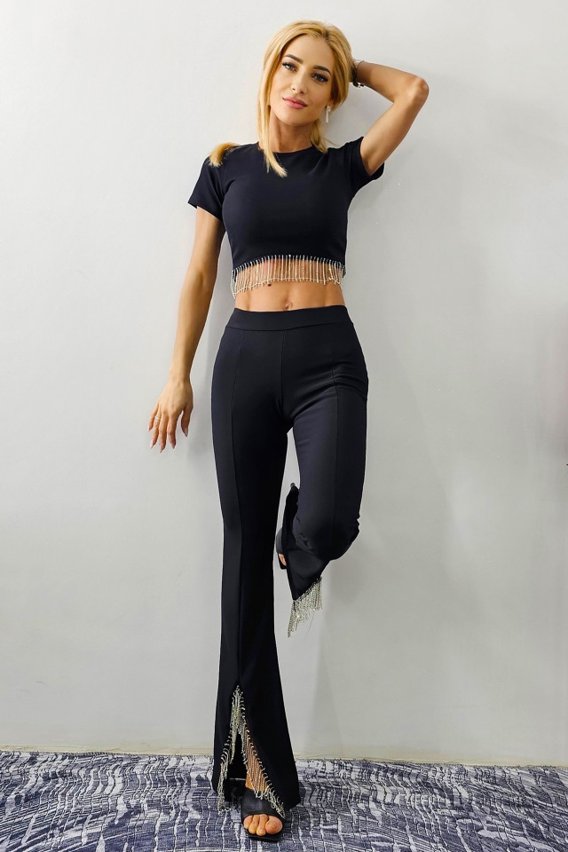 Compleu elegant Beatris, bluza crop, pantaloni evazati cu dunga decupati si aplicatii franjurate, Negru