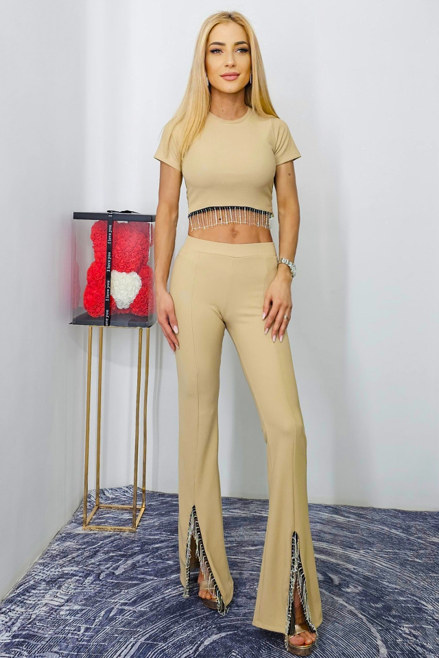 Compleu elegant Beatris, bluza crop, pantaloni evazati cu dunga decupati si aplicatii franjurate, Crem