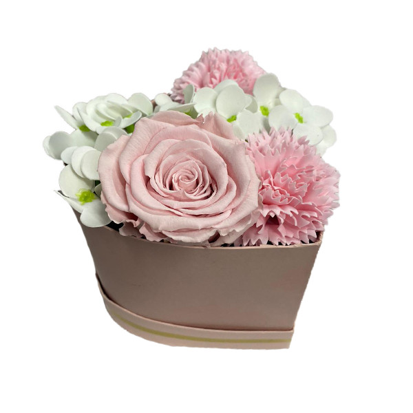 Aranjament Floral, cutie inima cu trandafir criogenat, cu decor de hortensii si garoafe de sapun