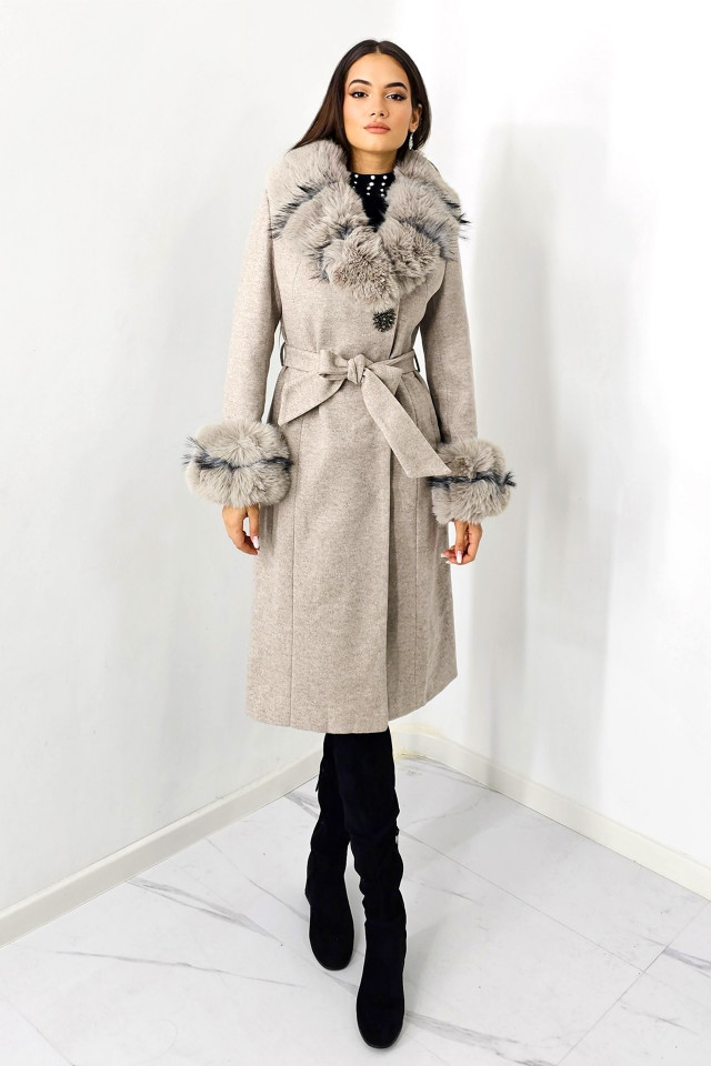 Palton elegant Anastasia, cu mansete, brosa si guler din blana sintetica, Crem