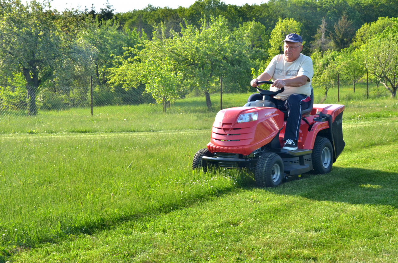 mașina tuns iarba benzina Tractoras tuns iarba Vari RL 84 HYDRO, motor 14CP Benzina Loncin
