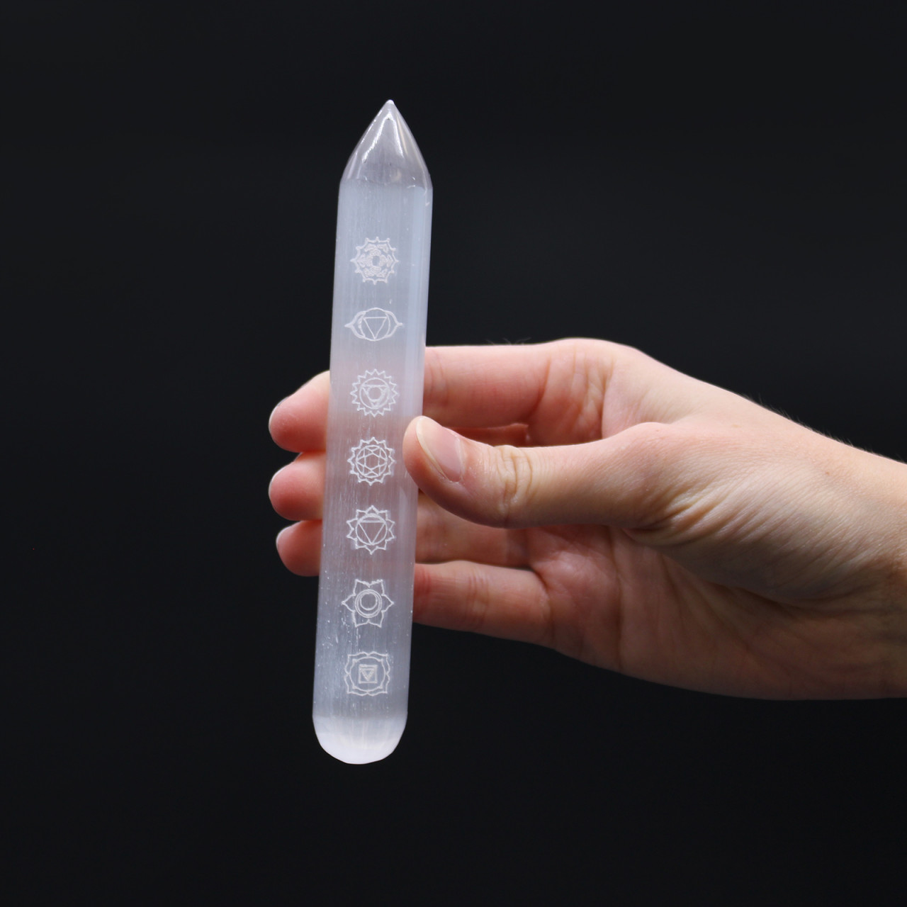 Bagheta cristale - Selenit - 16 cm - Gravata 7 chakre - Purificare