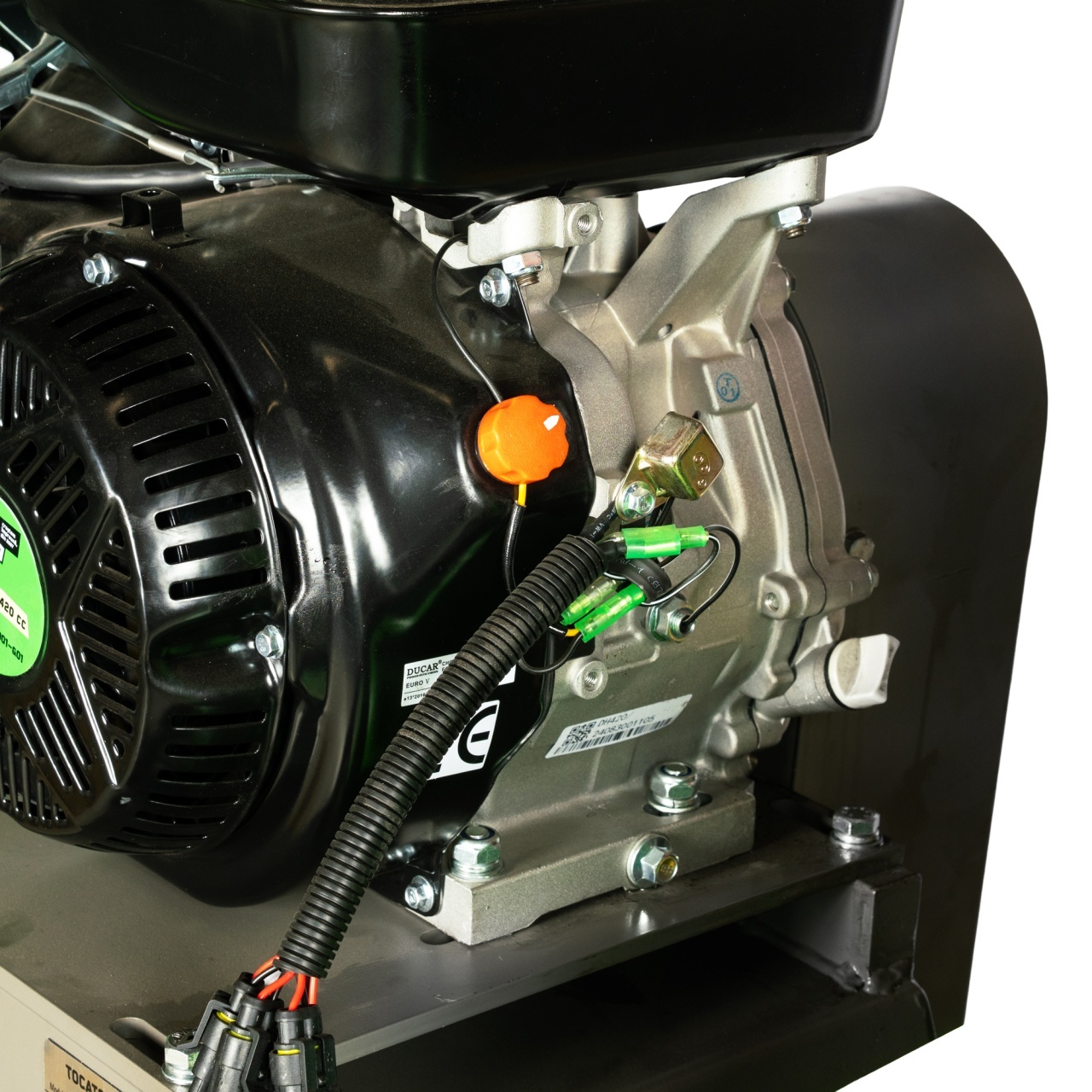 Tocator de crengi Micul Fermier, motor benzina 15 CP, cu carlig de remorcare, 150 mm diametru maxim de taiere, pentru rumegus [1]