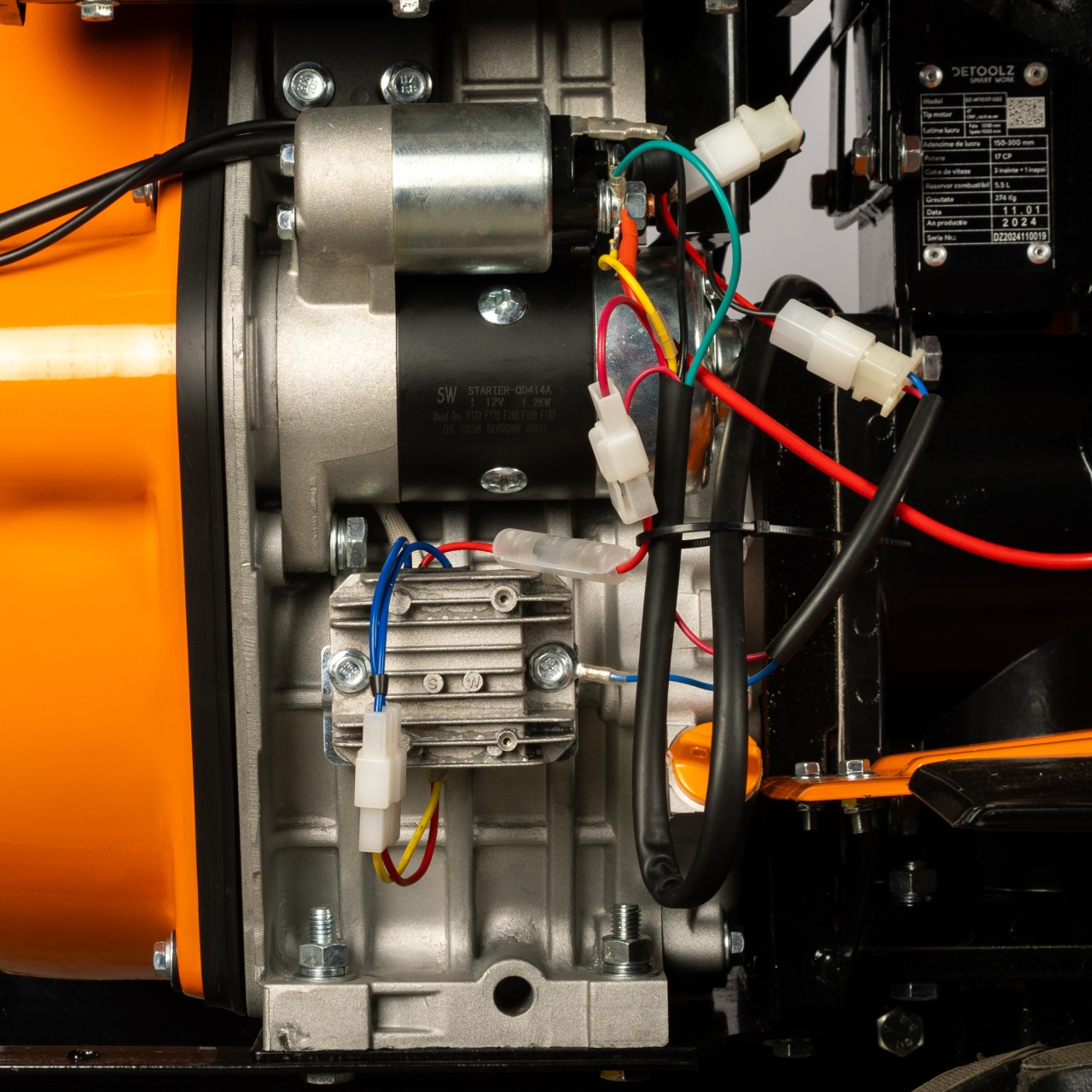 Mini tractoare - Mini tractor Detoolz, 17cp, 530cc, motor pe motorina 4T, 4X4, 4 viteze, pornire electrica, 2 cutii de viteze