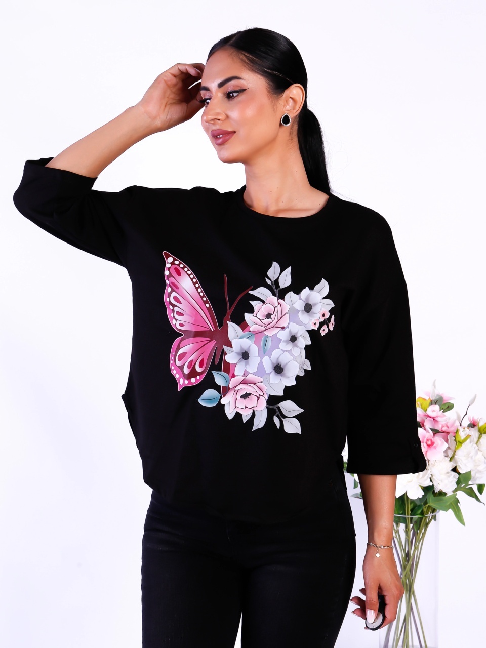 Bluză neagră damă cu fluture roz și imprimeu floral elegant