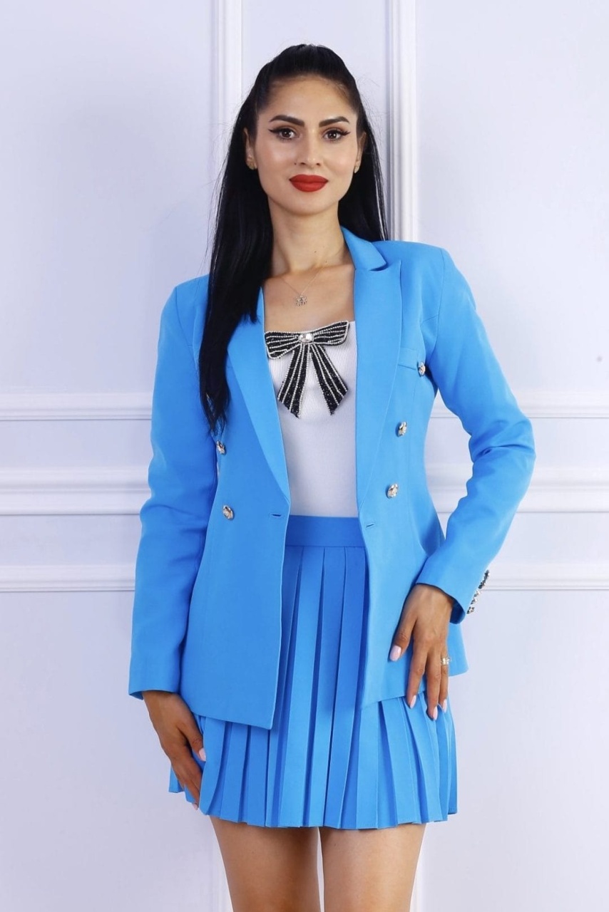 Sacou damă cambrat albastru, butoni aurii – elegant și rafinat