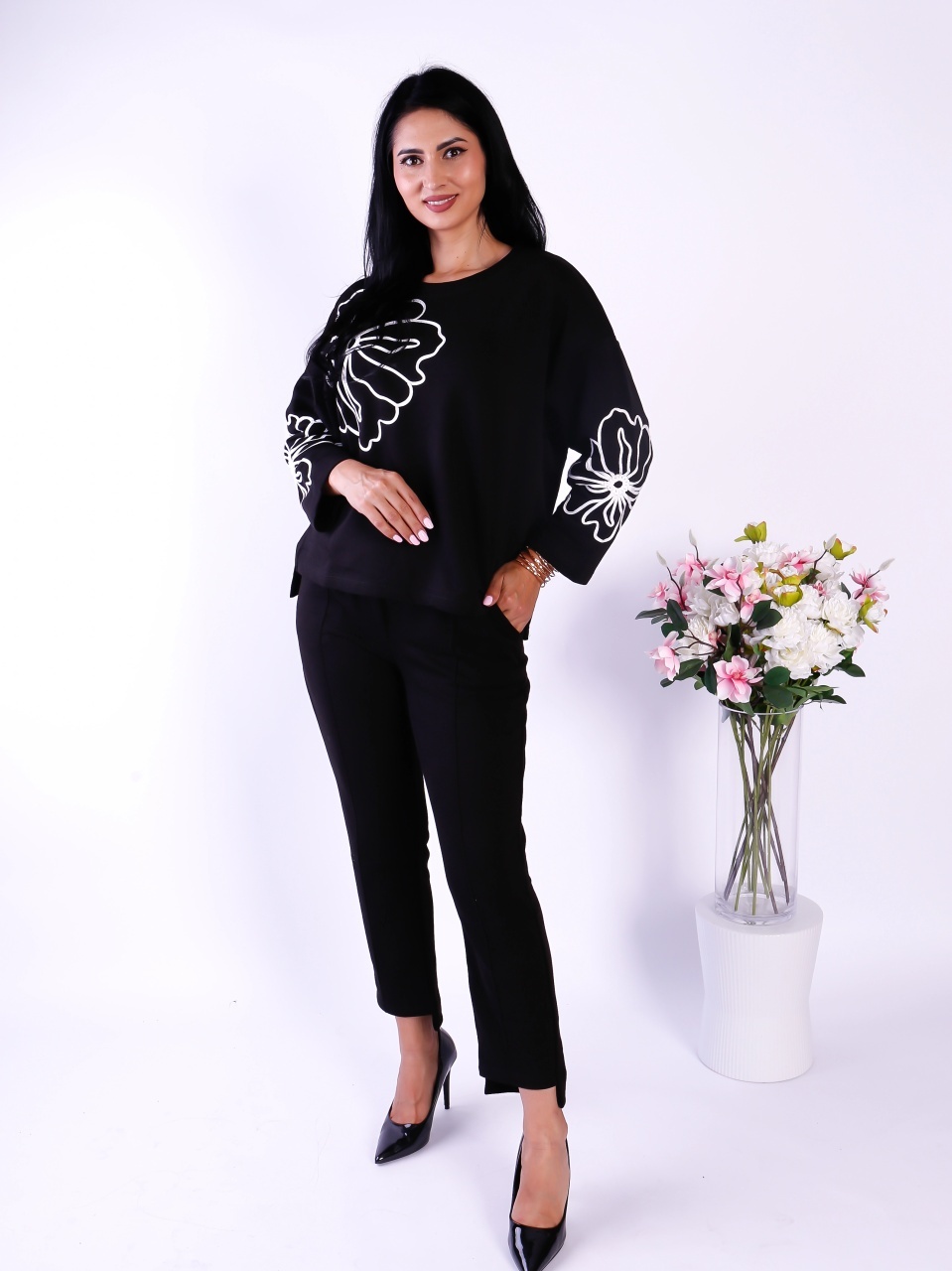 Compleu dama negru elegant cu bluza larga cu imprimeu floral alb si pantaloni conici