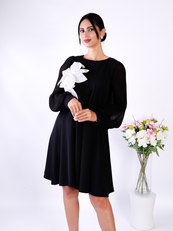 Rochie neagră midi elegantă cu mâneci plisate și fundă albă contrastantă