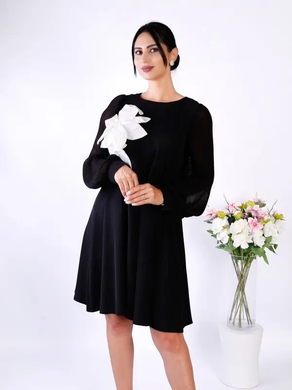 Rochie neagră midi elegantă cu mâneci plisate și fundă albă contrastantă