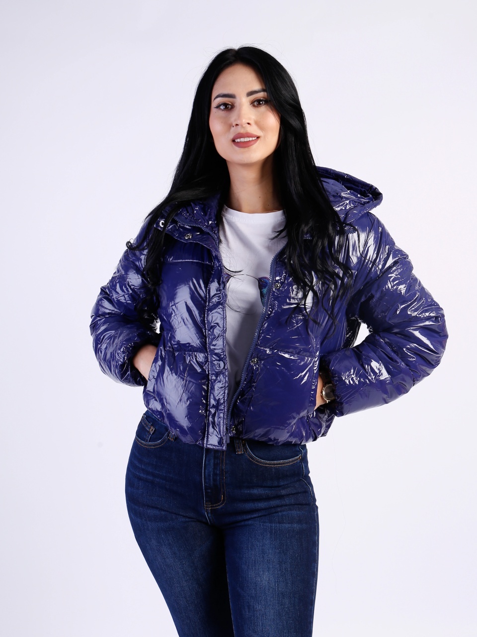 Geacă damă scurtă albastră de iarnă cu glugă din material lucios