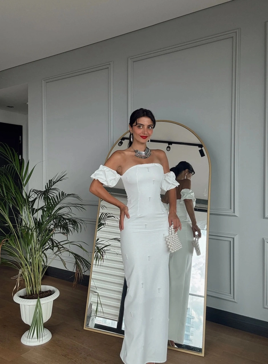 Rochie Alba Elegantă Lunga cu Umeri Goi și Aplicații Perlate