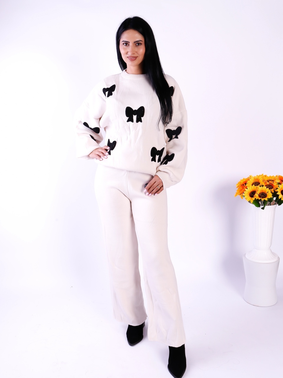 Compleu damă Flower alb din material moale si confortabil cu fundițe decorative negre