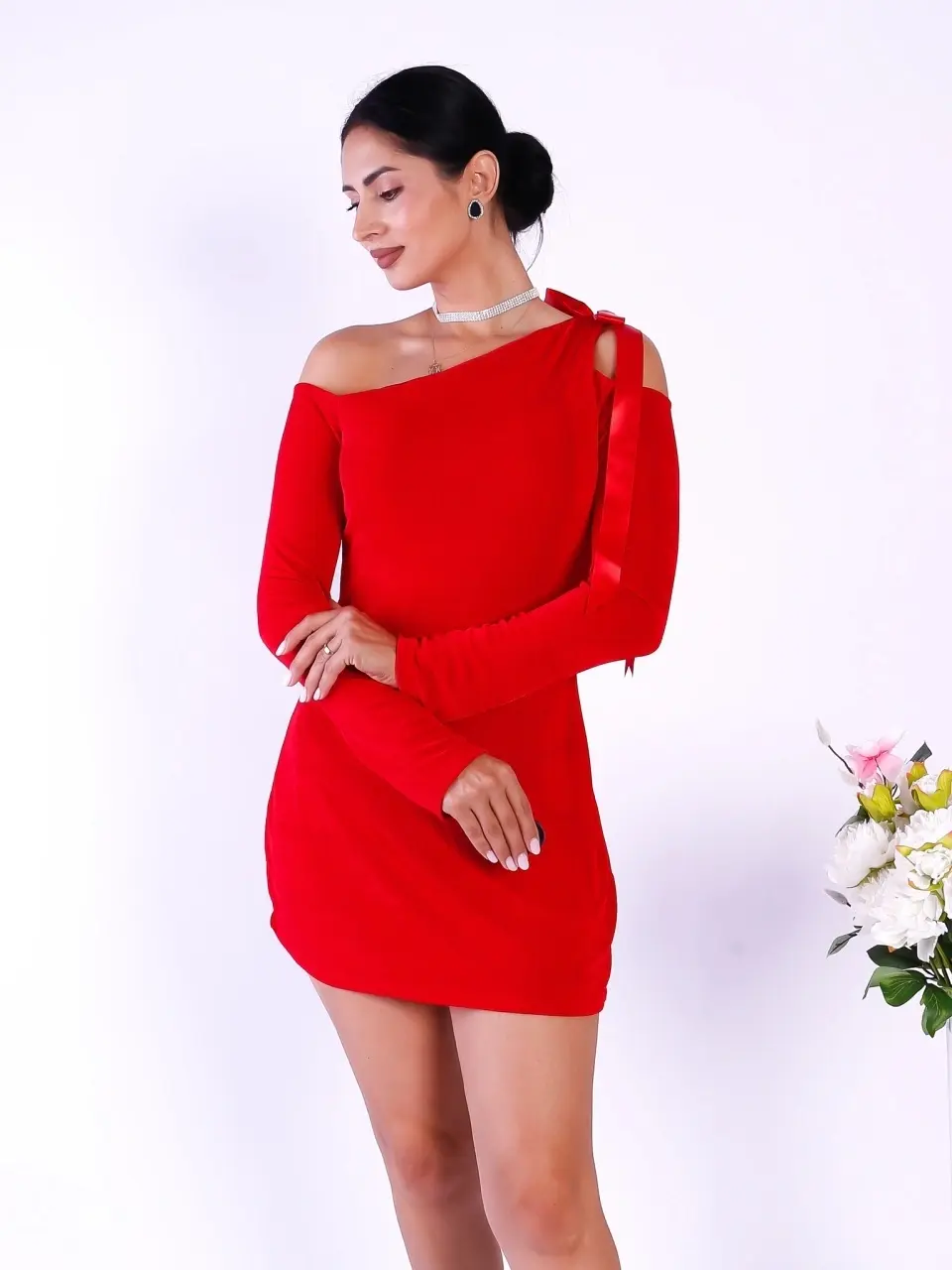 Rochie scurta rosie eleganta cu un umar gol si funda satinata