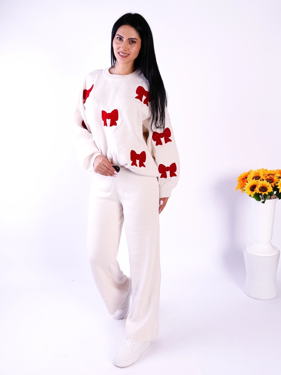 Compleu damă Flower alb din material moale si confortabil cu fundițe decorative rosi