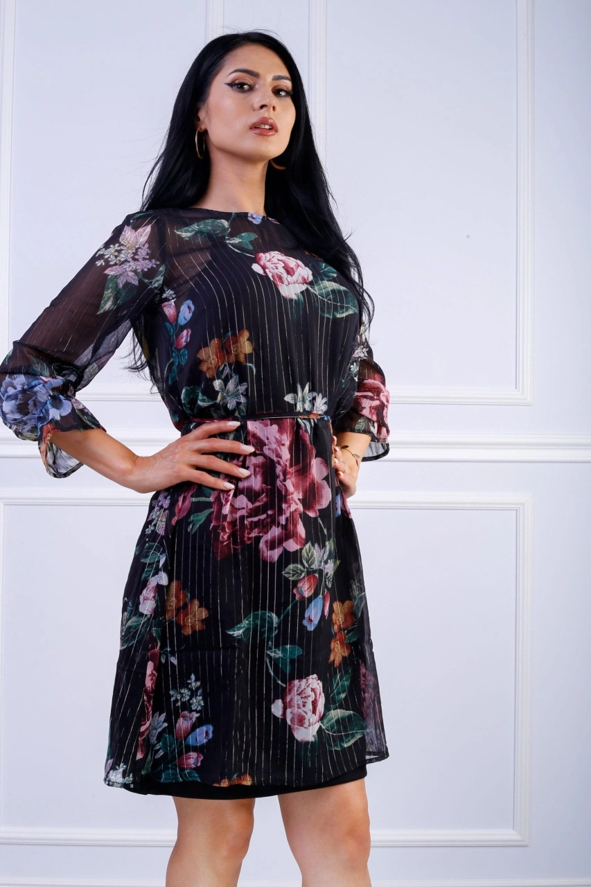 Rochie scurtă din dantelă cu imprimeu floral – stil elegant și feminin