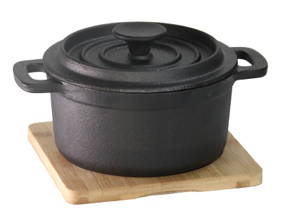 Vas servire fonta cu capac si suport lemn rotund Horecano 14 x 18.5 cm