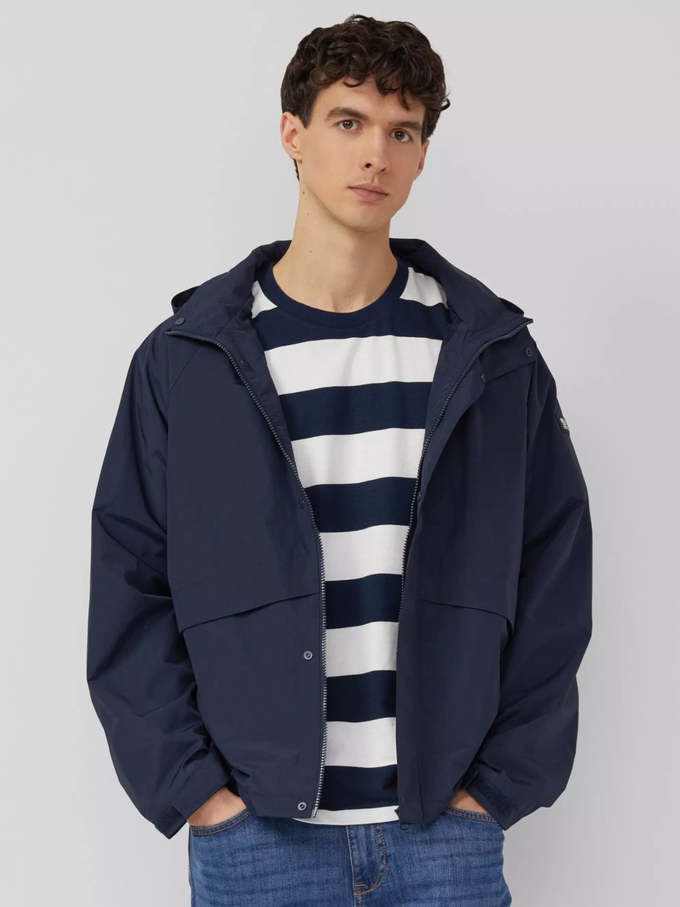s.Oliver Jacheta sport, barbati, din nailon cu guler ridicat si gluga, Bleumarin inchis (SELECTATI MARIMEA: 2XL)