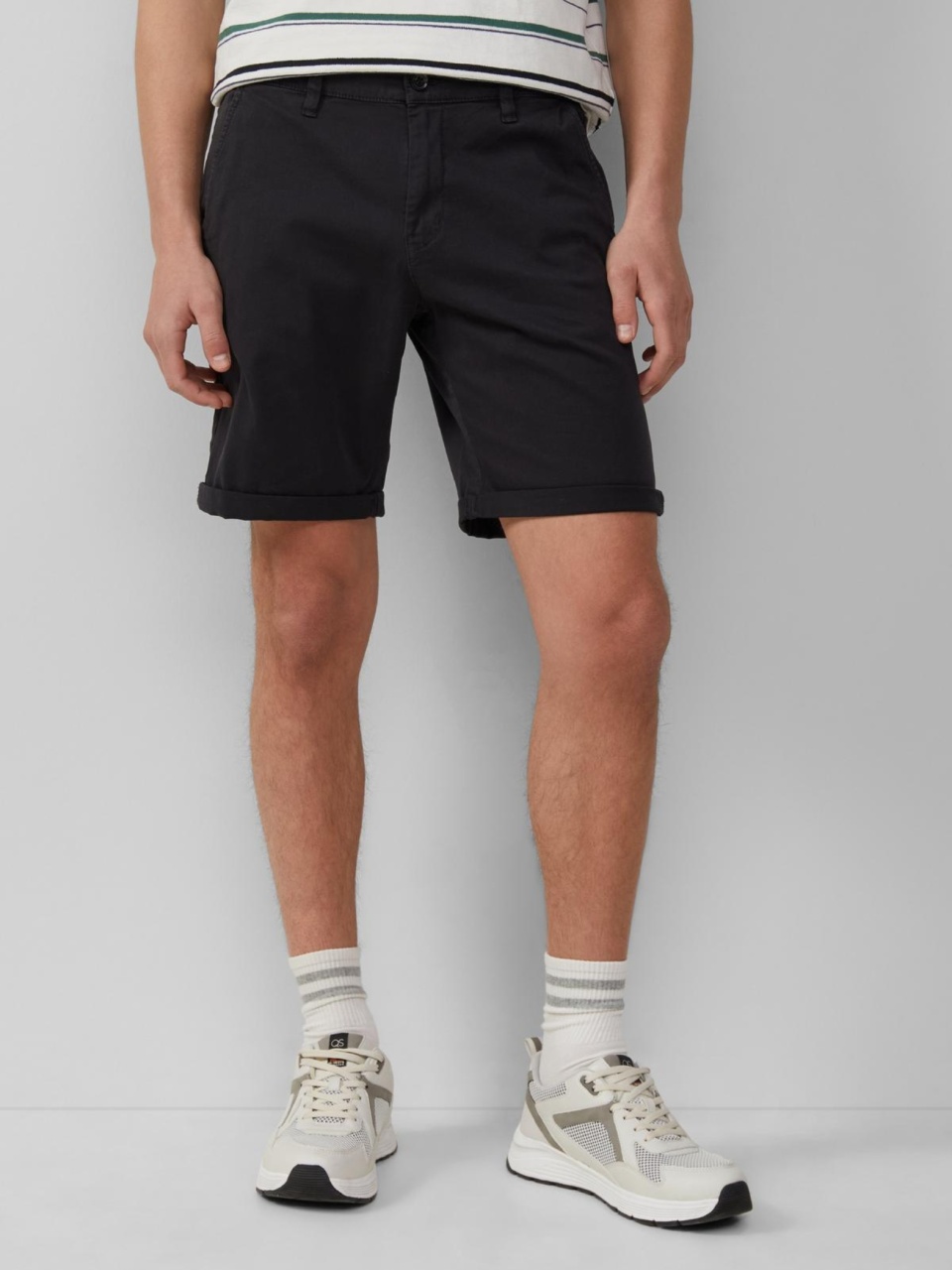 Q/S by s.Oliver Pantaloni scurti chino barbati, John, cu talie medie si croiala Regular fit, Negru (SELECTATI MARIMEA: 36)