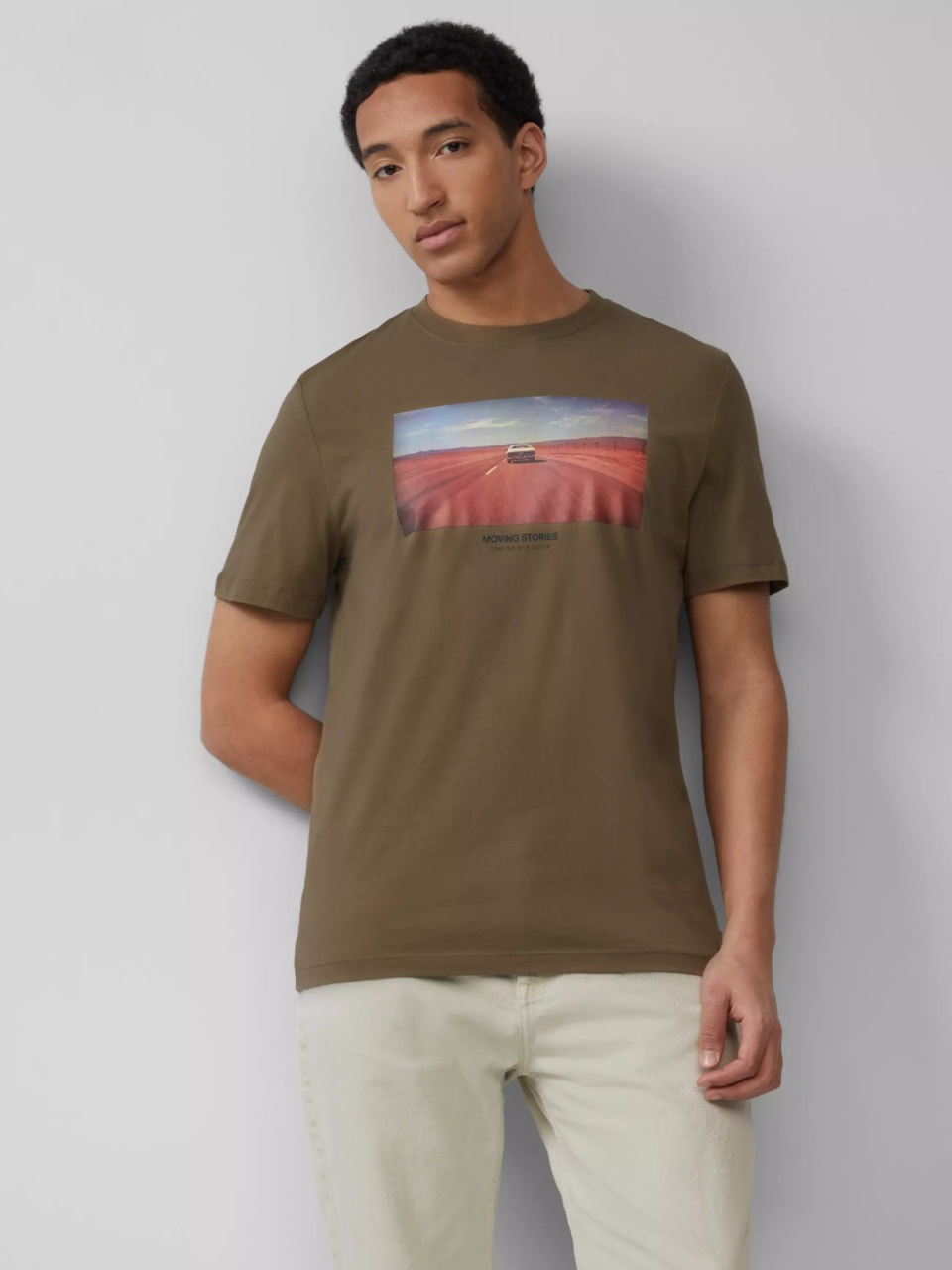 s.Oliver Tricou barbati cu imprimeu foto, Regular fit, Maro (SELECTATI MARIMEA: M)