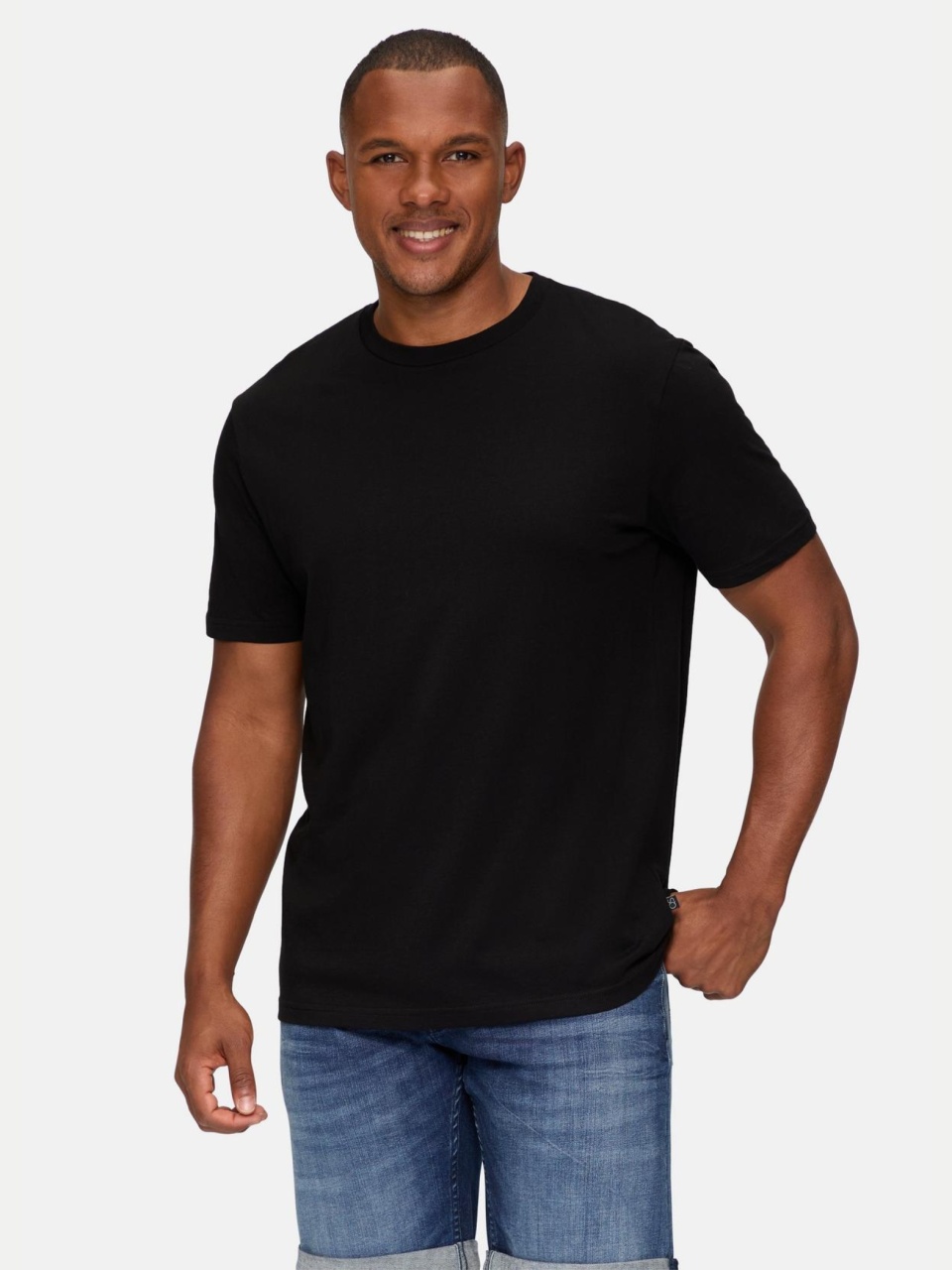 Tricou barbati cu decolteu la baza gatului si croiala Regular fit, Negru (SELECTATI MARIMEA: L)