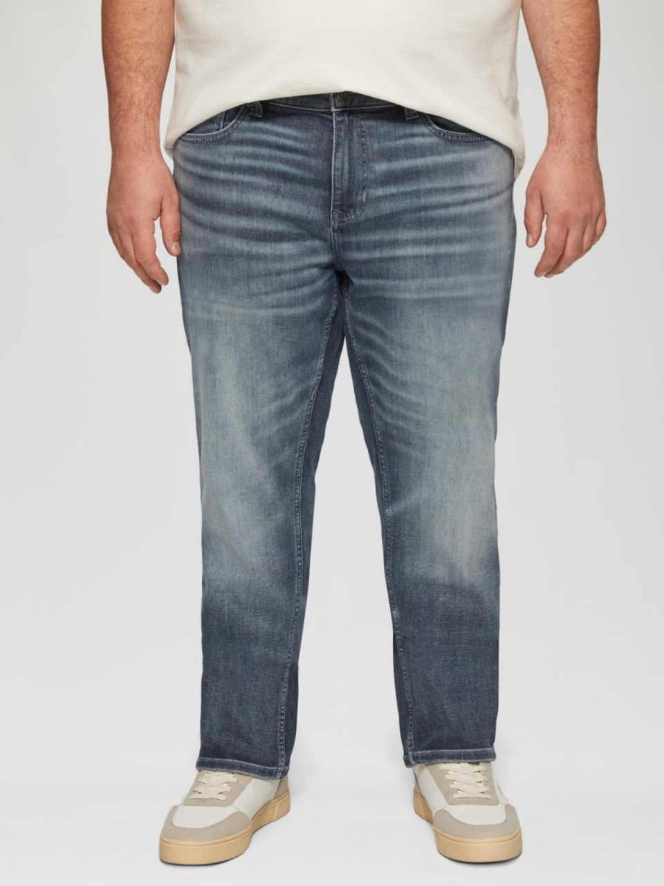 Blugi barbati big size Casby, cu aspect decolorat, talie medie si croiala Regular fit, Albastru (SELECTATI MARIMEA: 38, SELECTATI LUNGIMEA: 34)