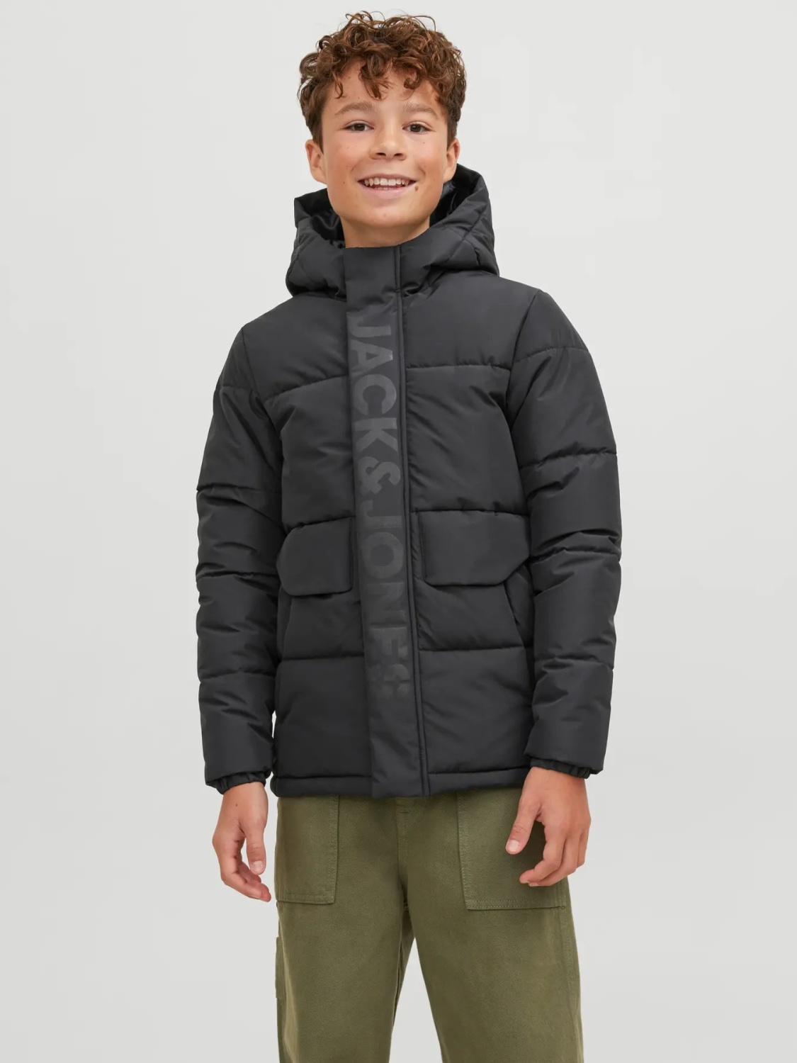 Jack & Jones Geaca PUFFER baieti, cu dubla inchidere, gluga si imprimeu cu logo, JCOSPEED, Negru (SELECTATI MARIMEA: 164 cm)
