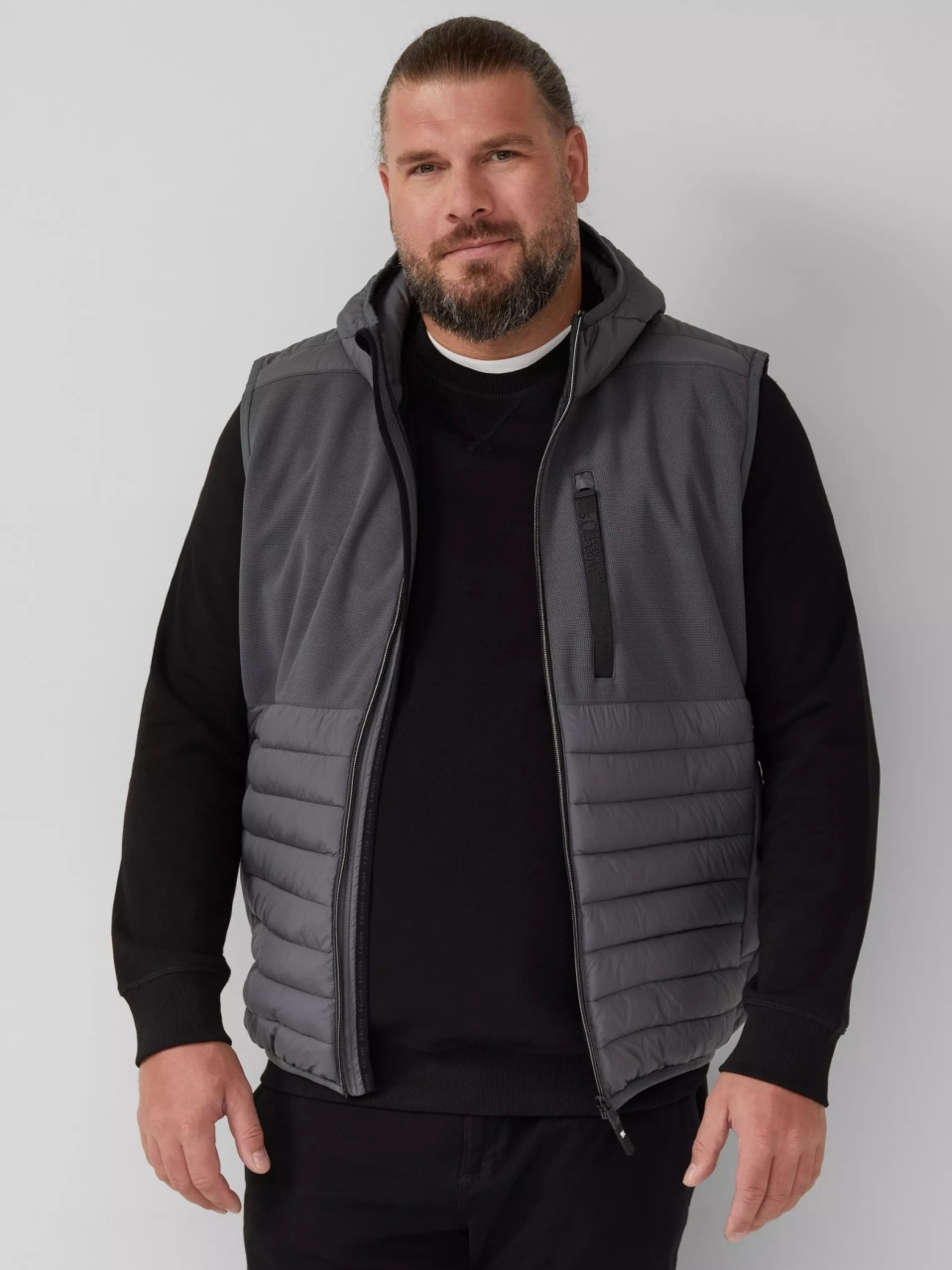 s.Oliver Big Sizes Vesta sport barbati, pentru exterior cu gluga si croiala Regular fit, Gri inchis (SELECTATI MARIMEA: 5XL)