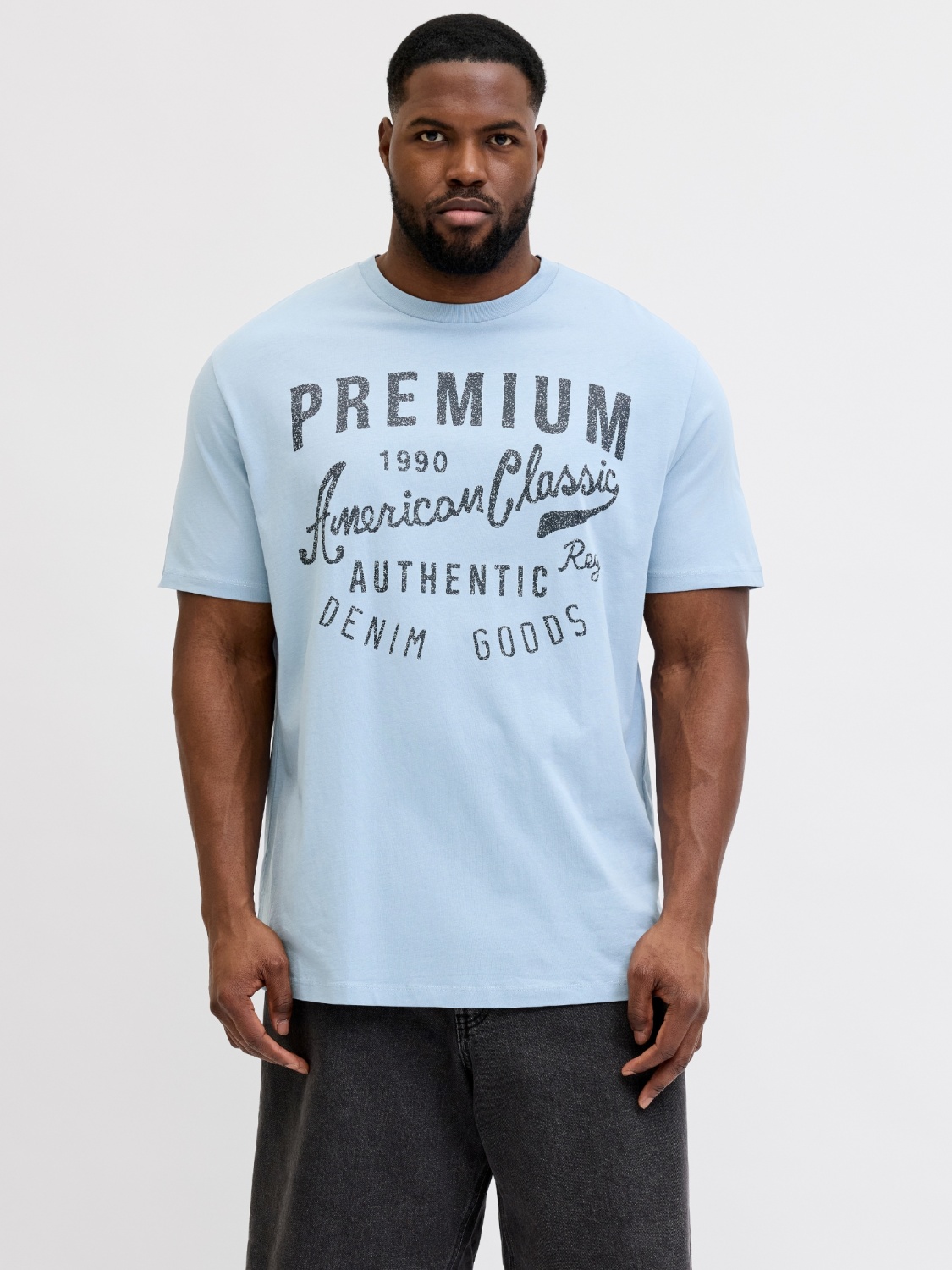 Jack & Jones Plus Tricou barbati big sizes, cu decolteu la baza gatului si imprimeu cu text, Albastru deschis (SELECTATI MARIMEA: 5XL)