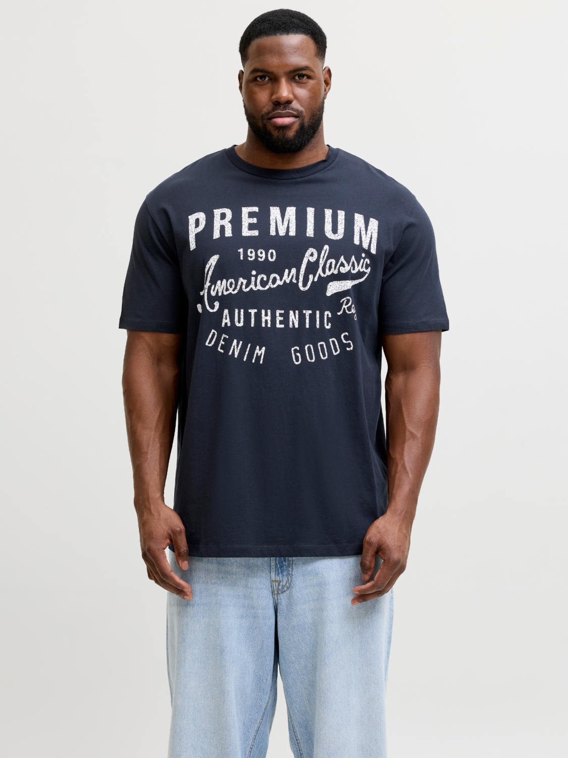 Jack & Jones Plus Tricou barbati big sizes, cu decolteu la baza gatului si imprimeu cu text, Bleumarin inchis (SELECTATI MARIMEA: 3XL)