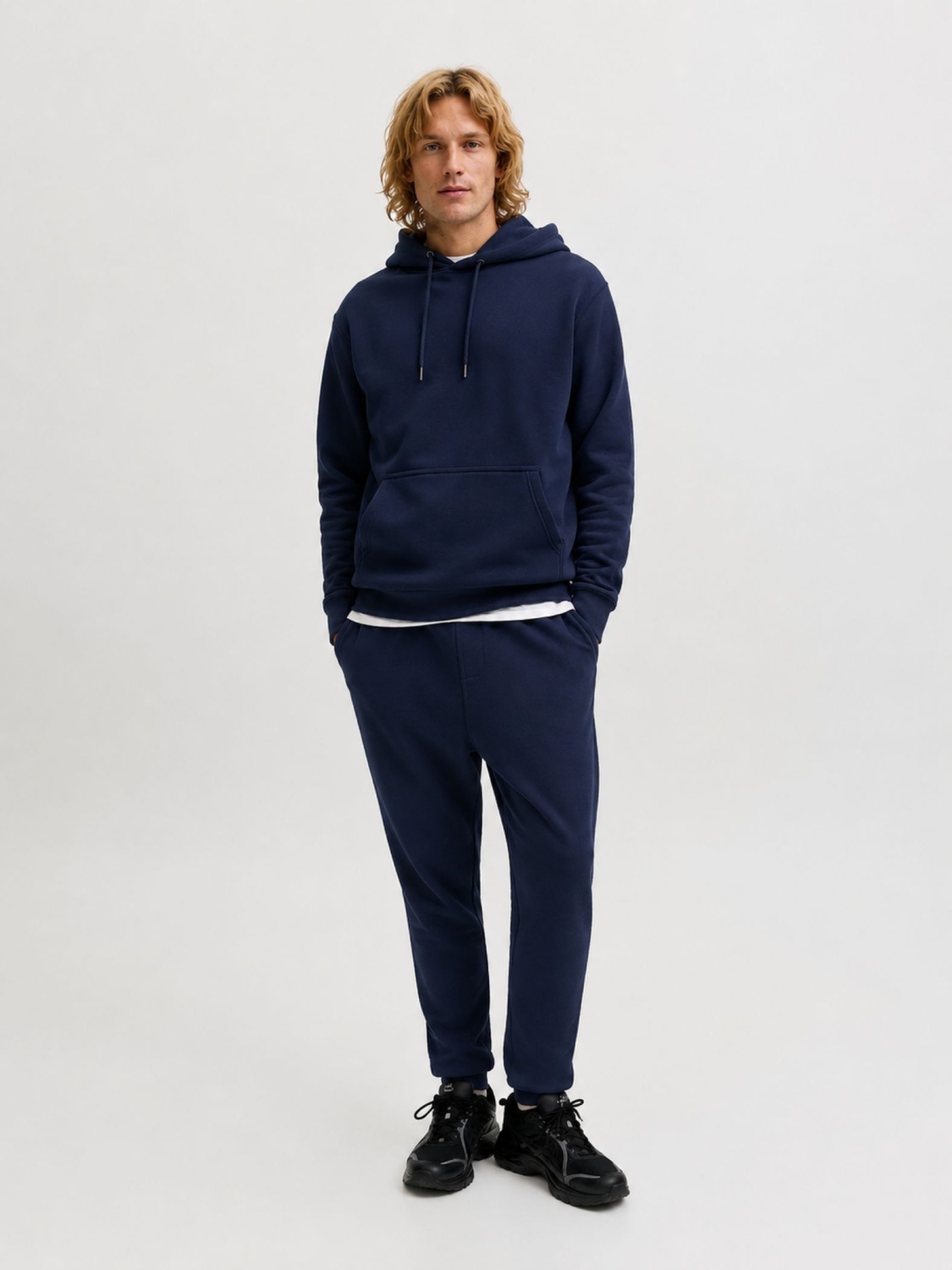 Jack & Jones Set trening barbati, format din hanorac cu gluga, fara fermoar si pantaloni lungi, Relaxed Fit, JJEBRADLEY, Bleumarin inchis (SELECTATI