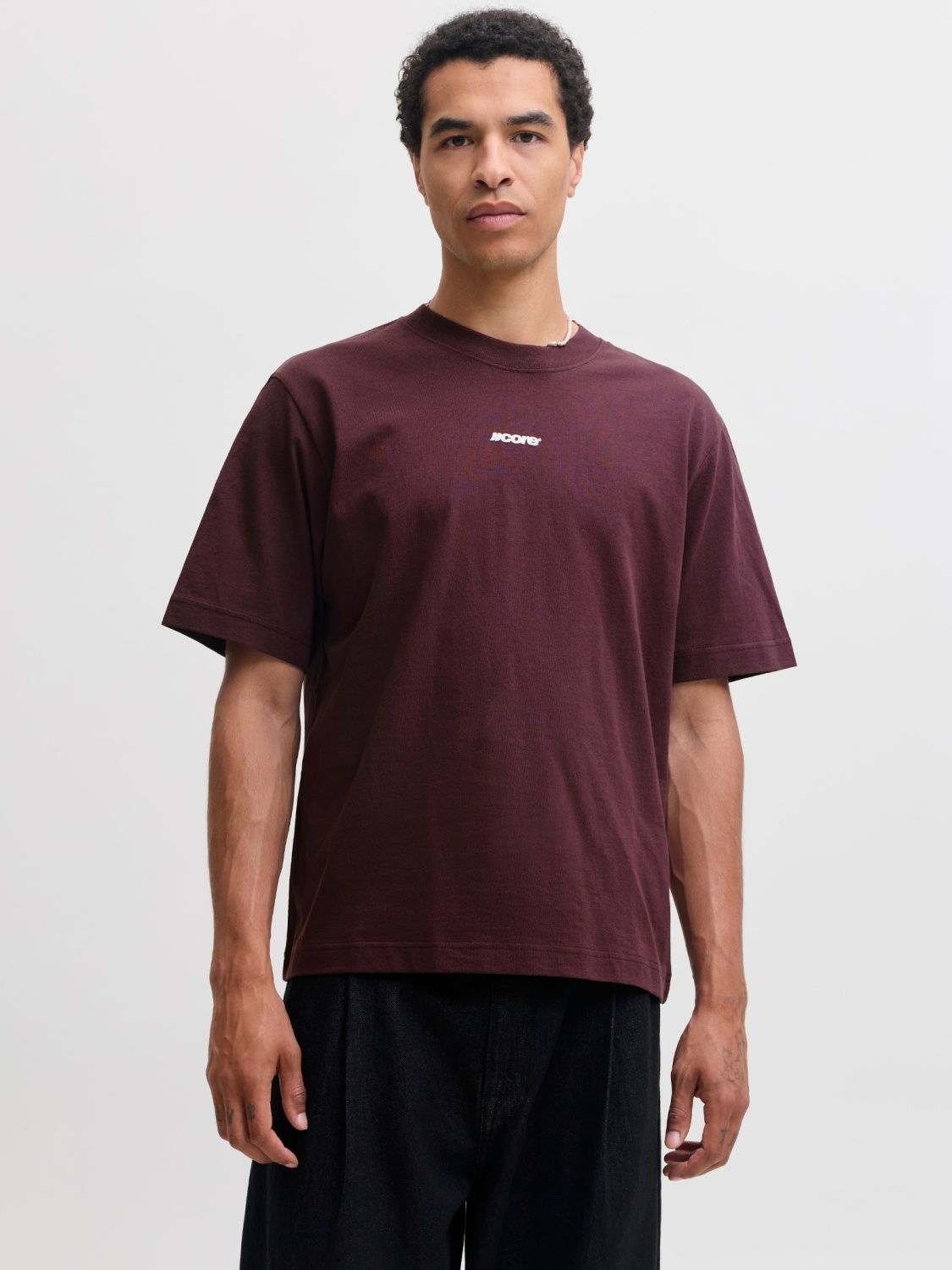 Jack & Jones Tricou barbati, cu decolteu la baza gatului, din bumbac, Relaxed Fit, JCOCLUB BACK SCRIPT, Bordeaux (SELECTATI MARIMEA: M)