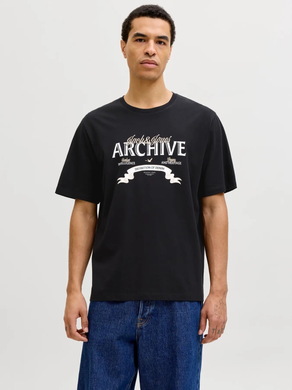 Jack & Jones Tricou barbati cu decolteu la baza gatului, imprimeu cu logo, Regular fit, Negru (SELECTATI MARIMEA: S)