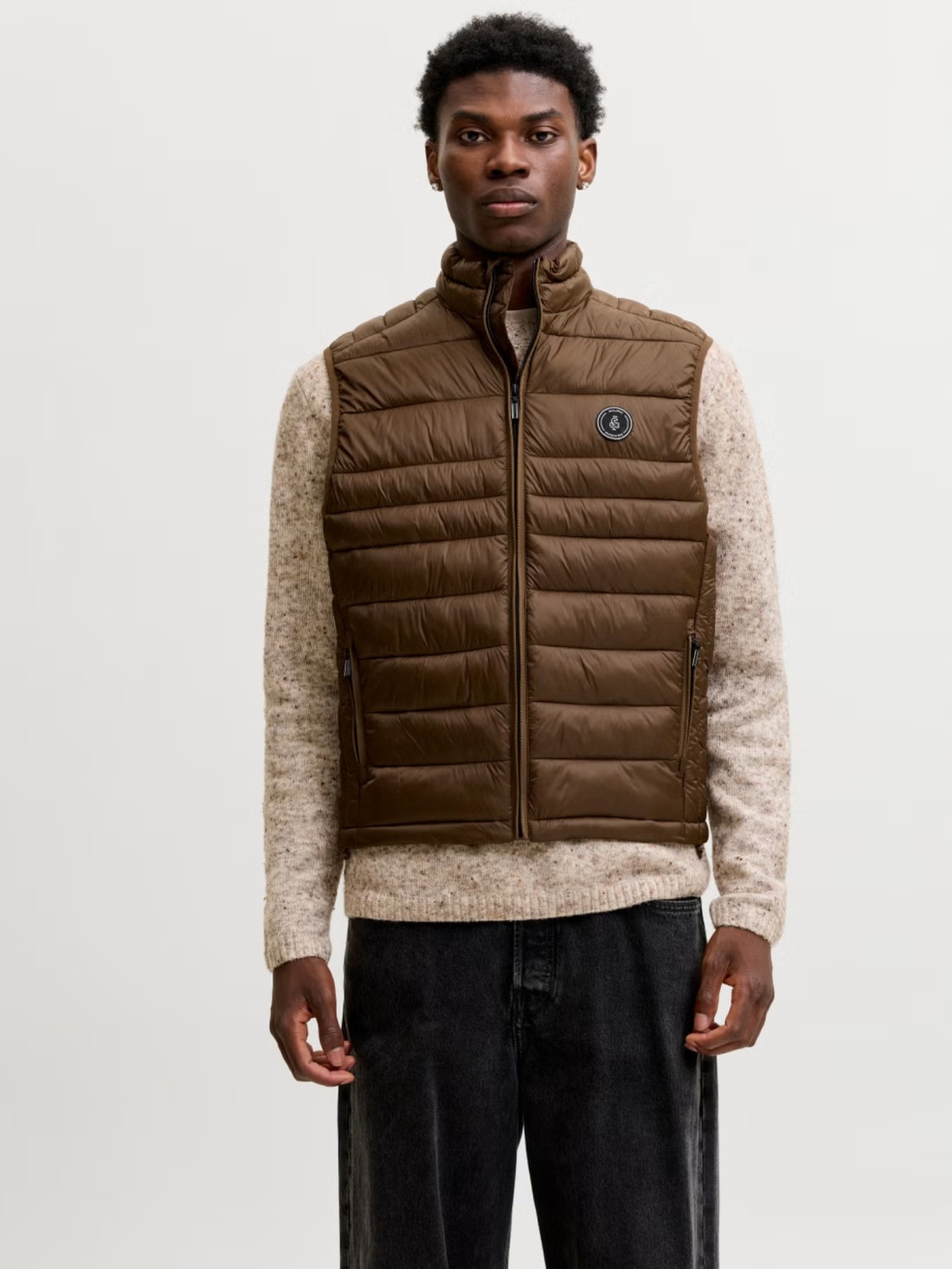 Jack & Jones Vesta barbati fara gluga cu guler inalt, Regular fit, JJEKINGSLEY, Maro (SELECTATI MARIMEA: M)