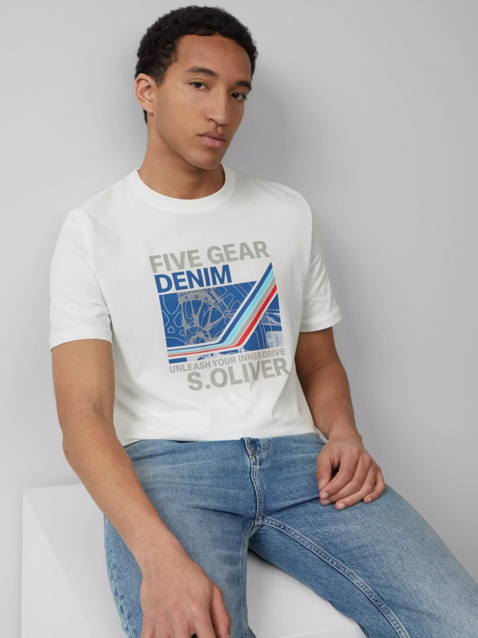 s.Oliver Tricou barbati cu imprimeu text Unleash your inner drive, croiala Regular Fit, Alb (SELECTATI MARIMEA: 2XL)