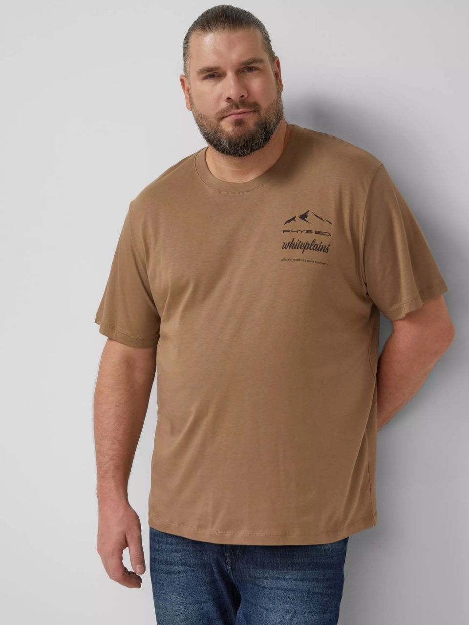 s.Oliver Big Sizes Tricou barbati big sizes, cu decolteu la baza gatului si imprimeu cu text, Maro (SELECTATI MARIMEA: 2XL)