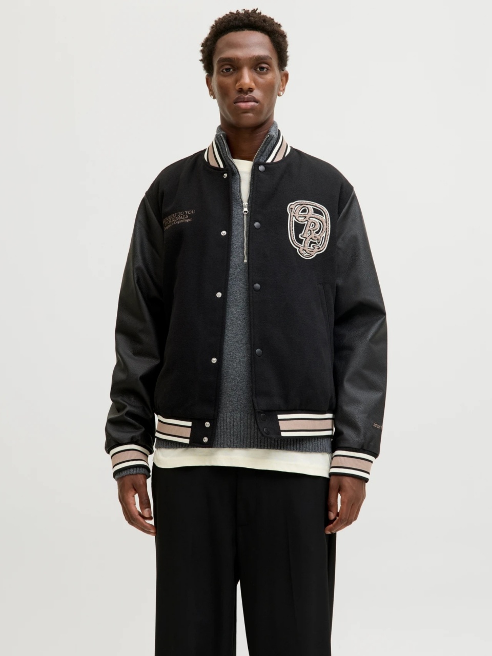 Jack & Jones Jacheta barbati, MEADOWS COLLEGE BOMBER, cu buzunare oblice fara fermoar, inchidere cu capse, Negru (SELECTATI MARIMEA: M)