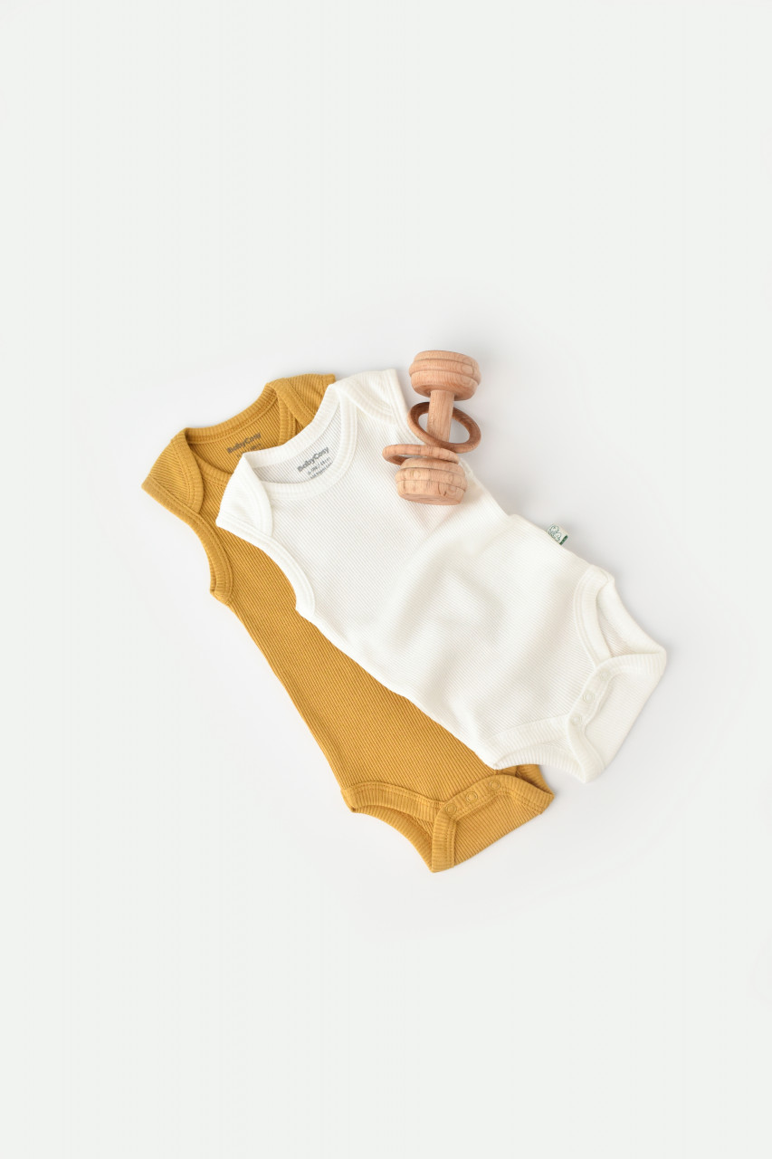 Set 2 body-uri fara maneci bebe unisex din bumbac organic si modal - Mustar/Ecru, Baby Cosy
