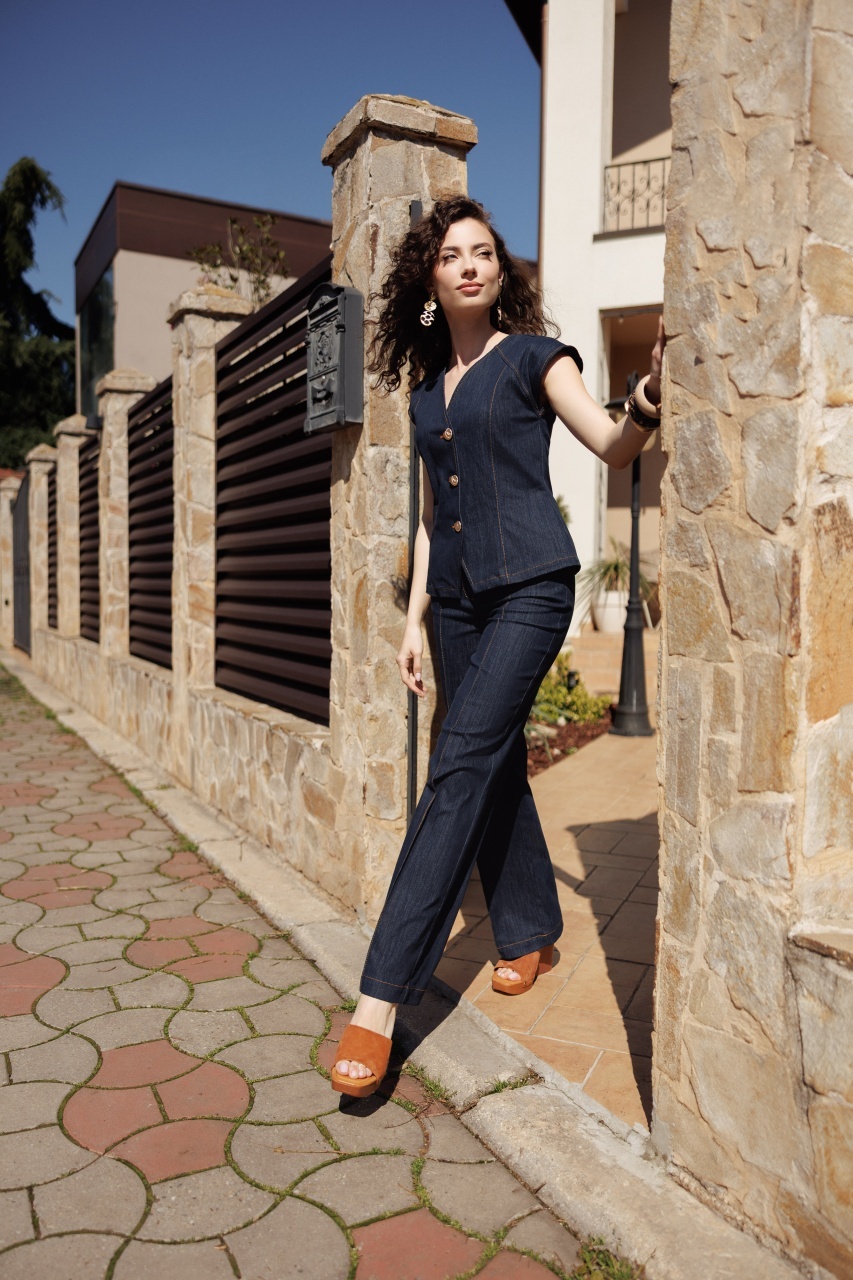 Vesta dama din denim cambrata cu nasturi aurii