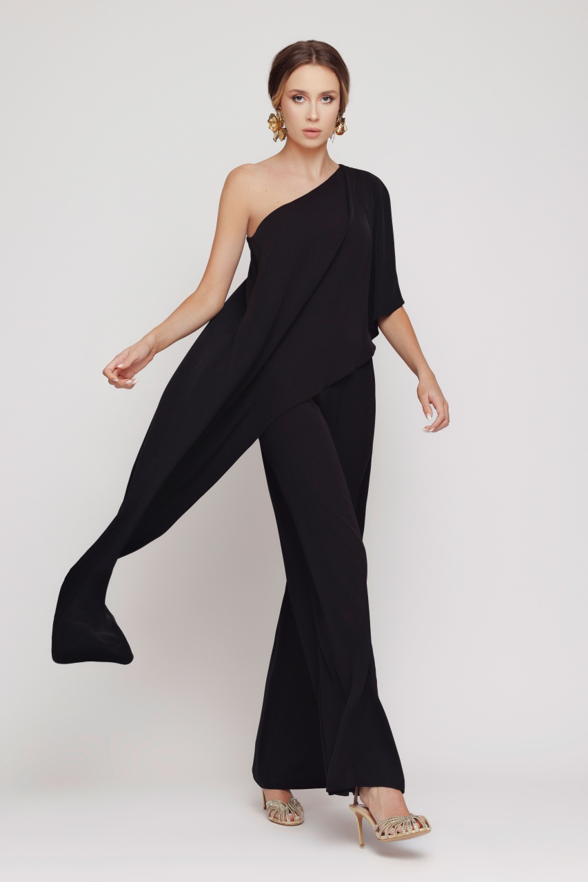 Salopeta dama eleganta pe un umar