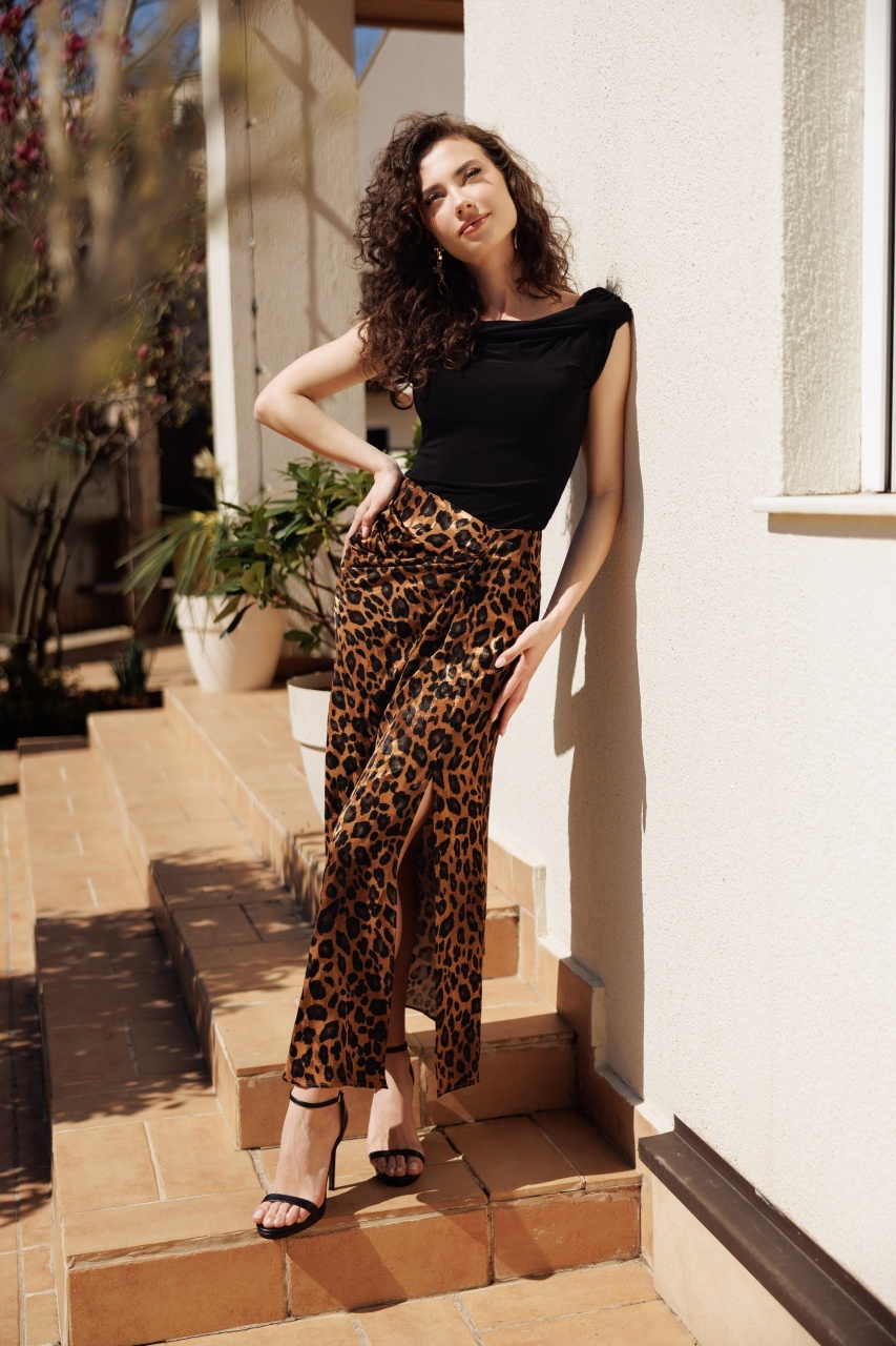 Fustă midi satinată cu animal print și drapaj