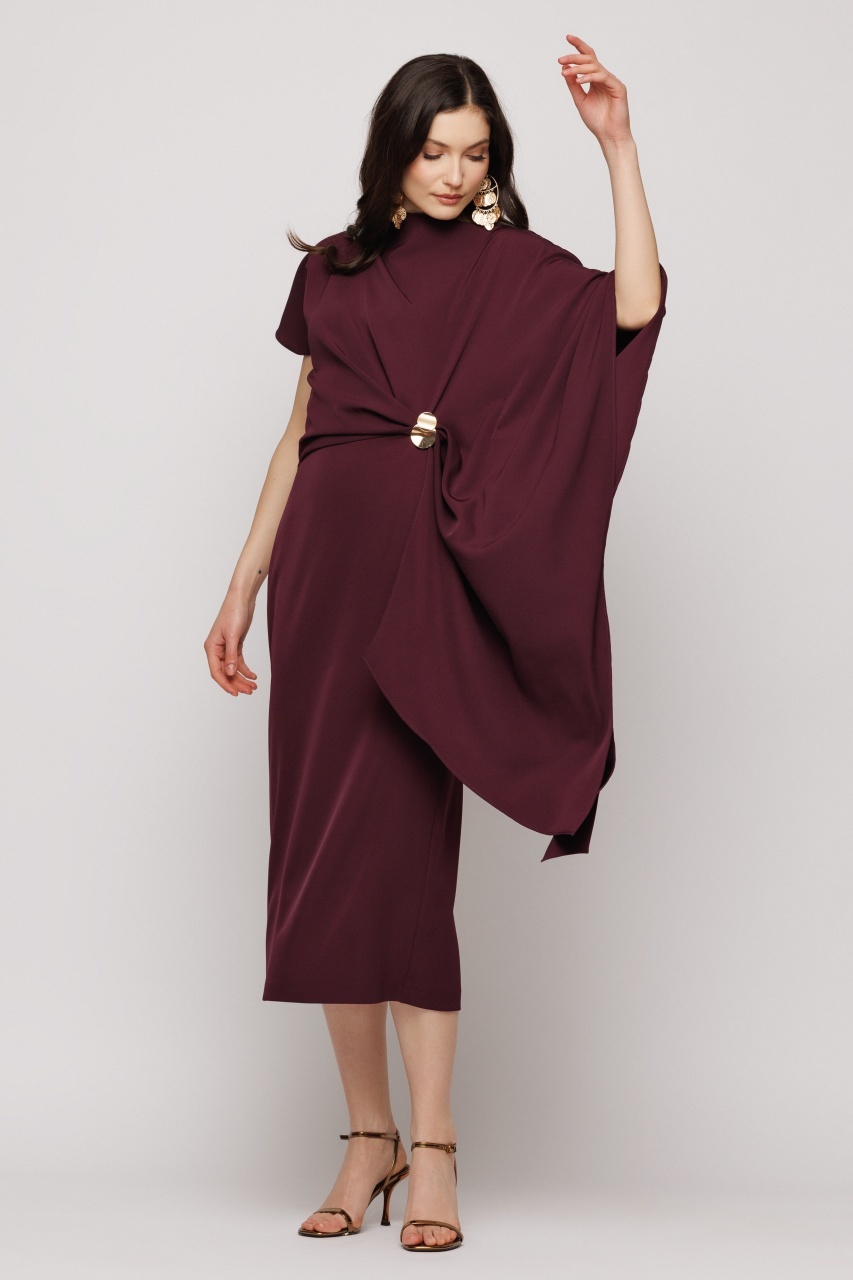 Rochie midi elegantă cu drapaj și accesoriu metalic