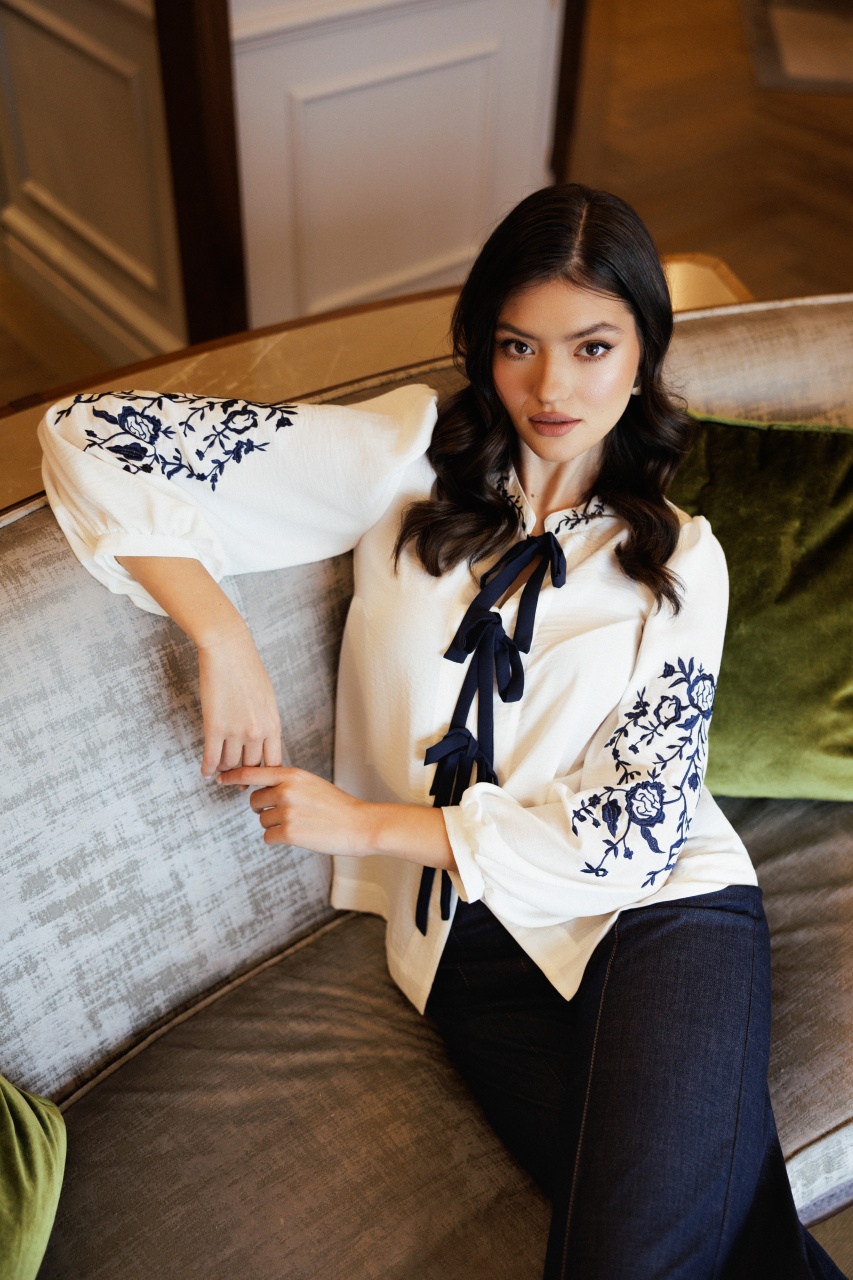 Bluza dama cu broderii si fundite