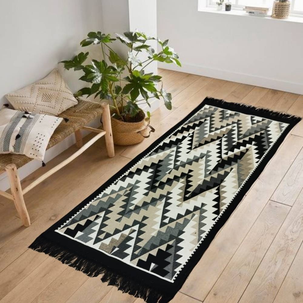 Covor traditional, cu doua fete,negru-bej, dimensiunea 80x200 cm