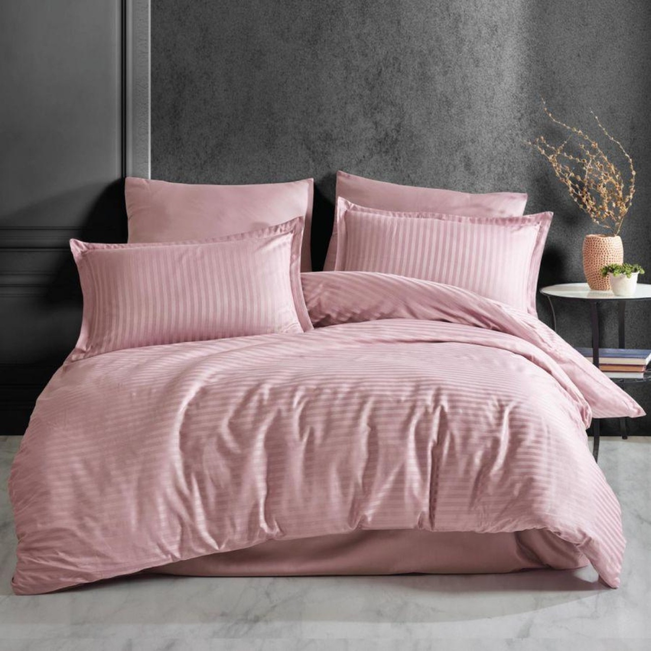 Lenjerie de pat Cotton Deluxe Home & Deco, Damasc Saten Roz Bumbac 100%, XXL