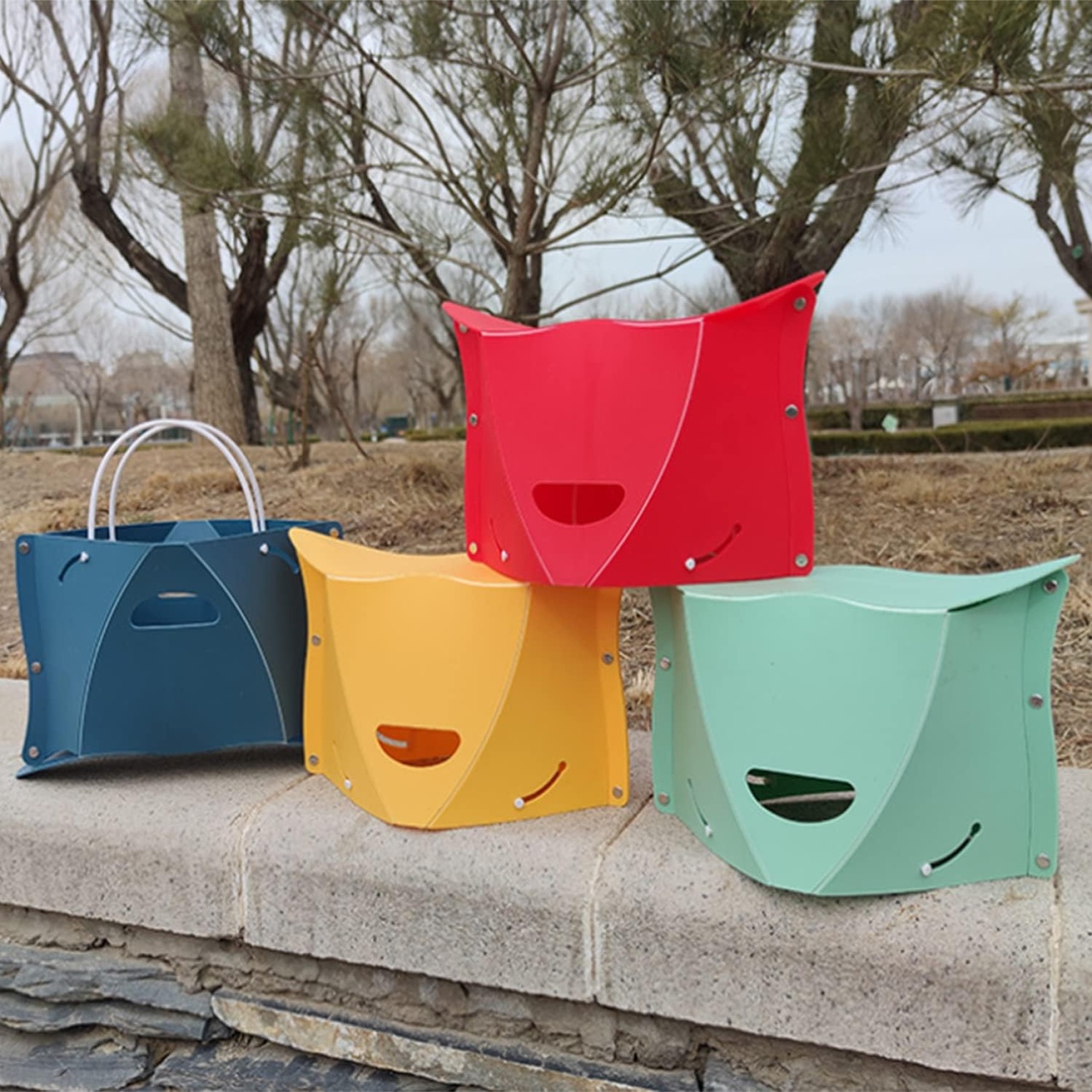 Set de 4 tabureti pliabili cu spatiu de depozitare pentru camping ViViKaya, plastic, multicolor, 37,5 x 21 x 32 cm
