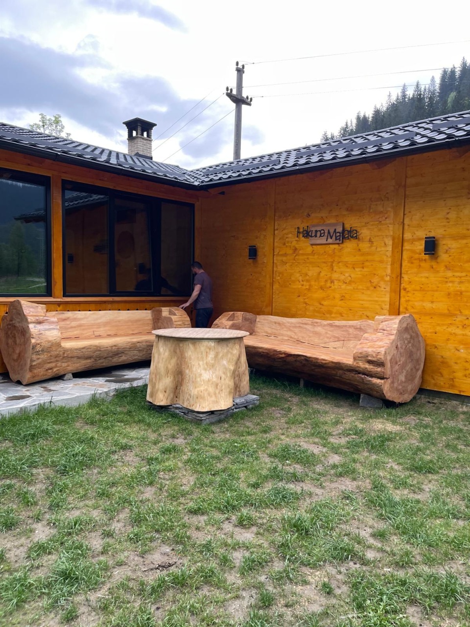 Set de 2 banci cu masa rotunda din lemn masiv de rasinoase - mobilier rustic pentru gradina/ terasa (banci 2-3m, grosime 70-100cm)